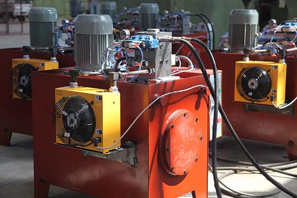 Hydraulic riveting machine