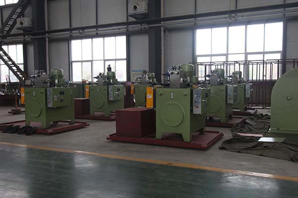 Automatic riveting machine