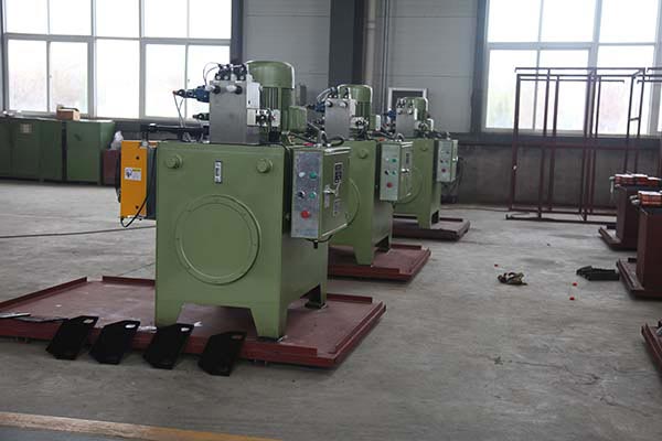 Automatic riveting machine