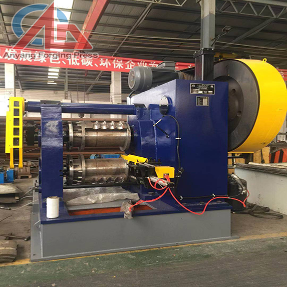 Automatic rolling machine for preform forge