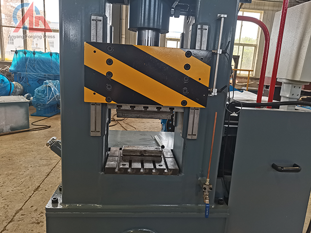 Blacksmith knife maker special small hydraulic press equipment price for sale in China