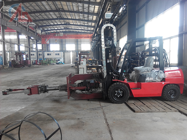 Trackless loading and reclaiming forging manipulator  price for sale