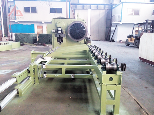 Fully automatic roll forging machine for pre-forging or final forging