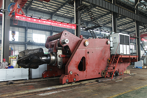 CNC forging manipulator for loading and unloading materials