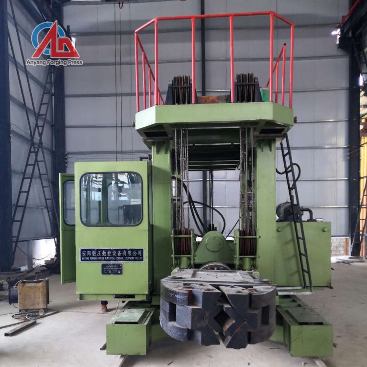 The frame type forging manipulator includes translational movement manipulator and rotating movement manipulator