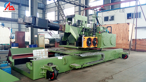 Forging manipulator assists open forging hammer to produce forgings in China