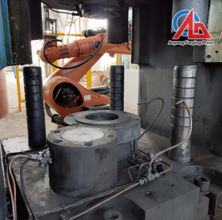 Spray graphite machine can be used with hot die forging press or electric screw press
