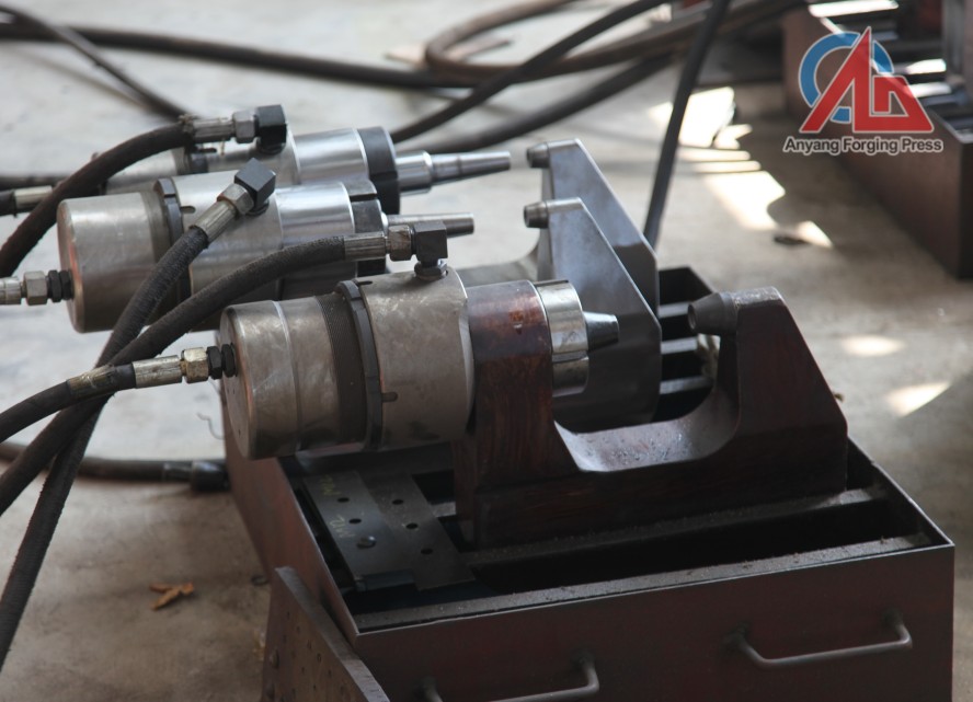 Hydraulic riveting machine is adopted full hydraulic drive and control