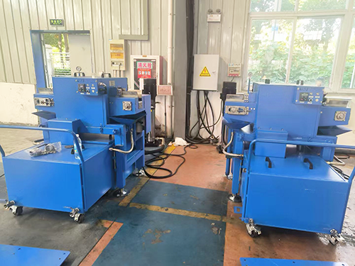 Metal descaling machine removes oxide scale from forgings