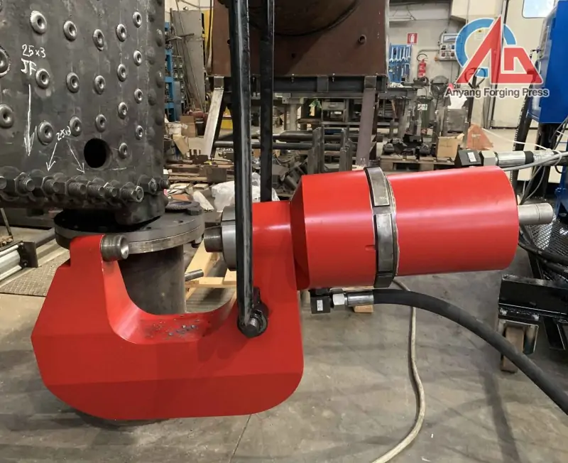 Hydraulic riveting machine is adopted full hydraulic drive and control