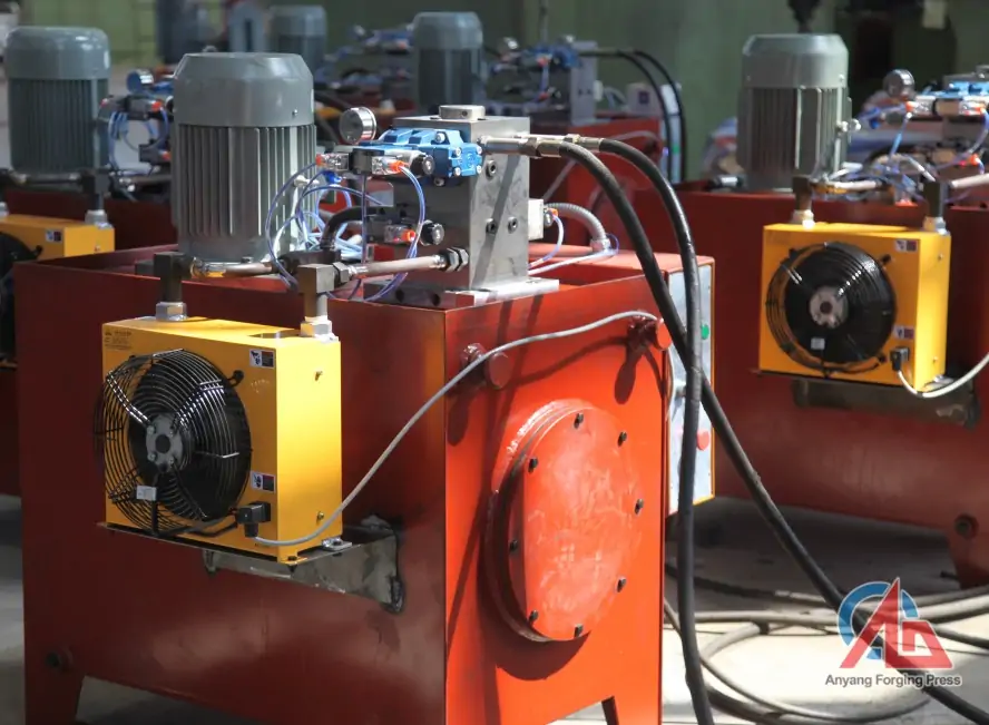 Hydraulic riveting machine is adopted full hydraulic drive and control